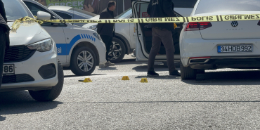 OTOMOBİLDE ÖLDÜRÜLMÜŞTÜ: OLAY YERİNE KONUŞMAK İÇİN ÇAĞIRMIŞ HUSUMETLİSİNİ ÖLDÜREN ZANLI ADLİYEYE SEVK EDİLDİ