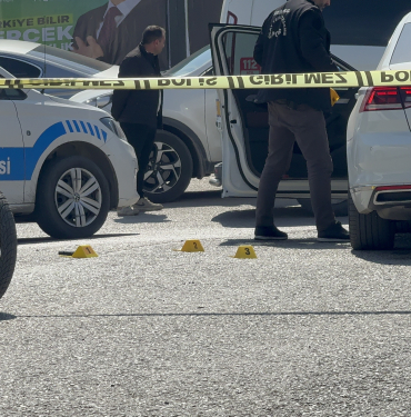OTOMOBİLDE ÖLDÜRÜLMÜŞTÜ: OLAY YERİNE KONUŞMAK İÇİN ÇAĞIRMIŞ HUSUMETLİSİNİ ÖLDÜREN ZANLI ADLİYEYE SEVK EDİLDİ