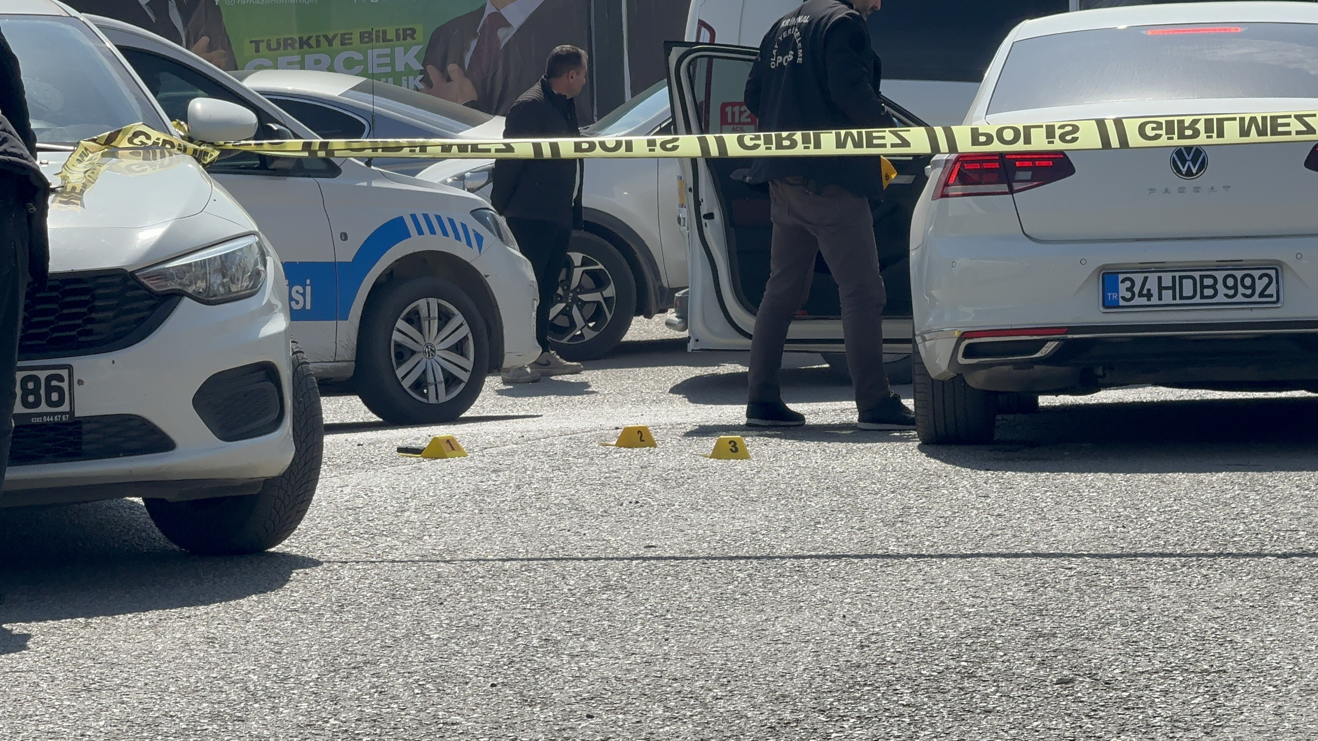 OTOMOBİLDE ÖLDÜRÜLMÜŞTÜ: OLAY YERİNE KONUŞMAK İÇİN ÇAĞIRMIŞ HUSUMETLİSİNİ ÖLDÜREN ZANLI ADLİYEYE SEVK EDİLDİ