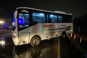 YAĞMUR SEBEBİYLE KAYGANLAŞAN YOLDA İŞÇİ SERVİSİ BARİYERE ÇARPTI: 1 YARALI