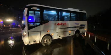 YAĞMUR SEBEBİYLE KAYGANLAŞAN YOLDA İŞÇİ SERVİSİ BARİYERE ÇARPTI: 1 YARALI