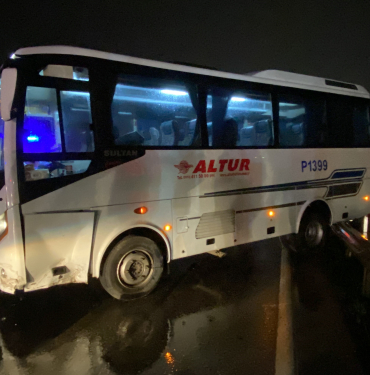 YAĞMUR SEBEBİYLE KAYGANLAŞAN YOLDA İŞÇİ SERVİSİ BARİYERE ÇARPTI: 1 YARALI