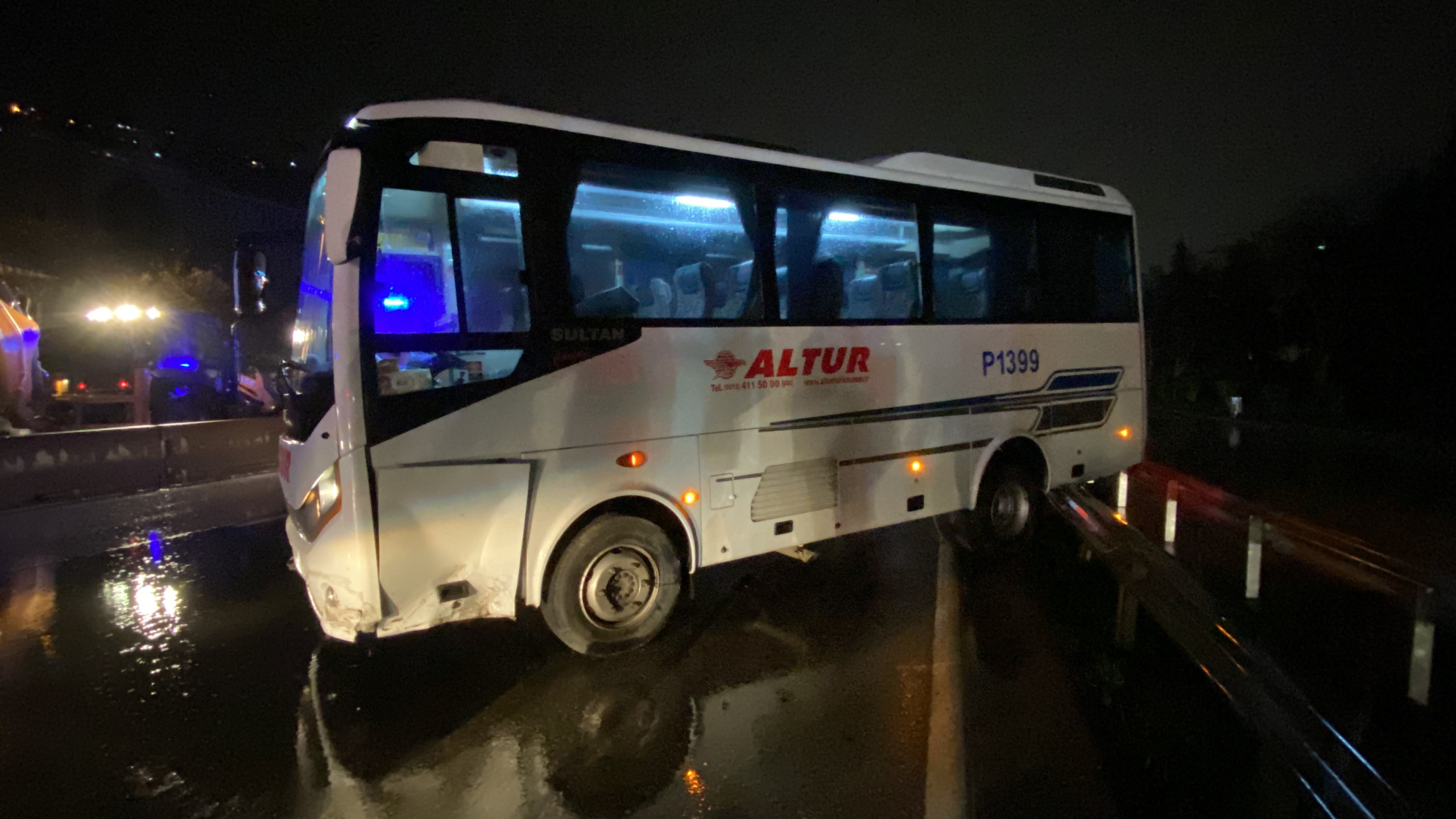 YAĞMUR SEBEBİYLE KAYGANLAŞAN YOLDA İŞÇİ SERVİSİ BARİYERE ÇARPTI: 1 YARALI