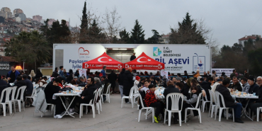 İzmit Belediyesi Mobil Aşevi her gün iftar sofraları ile gönüllere dokunuyor