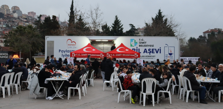 İzmit Belediyesi Mobil Aşevi her gün iftar sofraları ile gönüllere dokunuyor