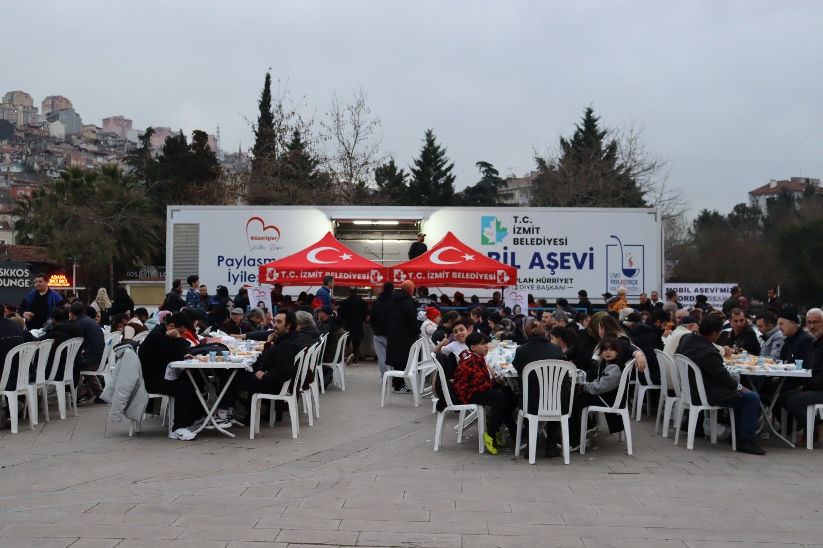 İzmit Belediyesi Mobil Aşevi her gün iftar sofraları ile gönüllere dokunuyor