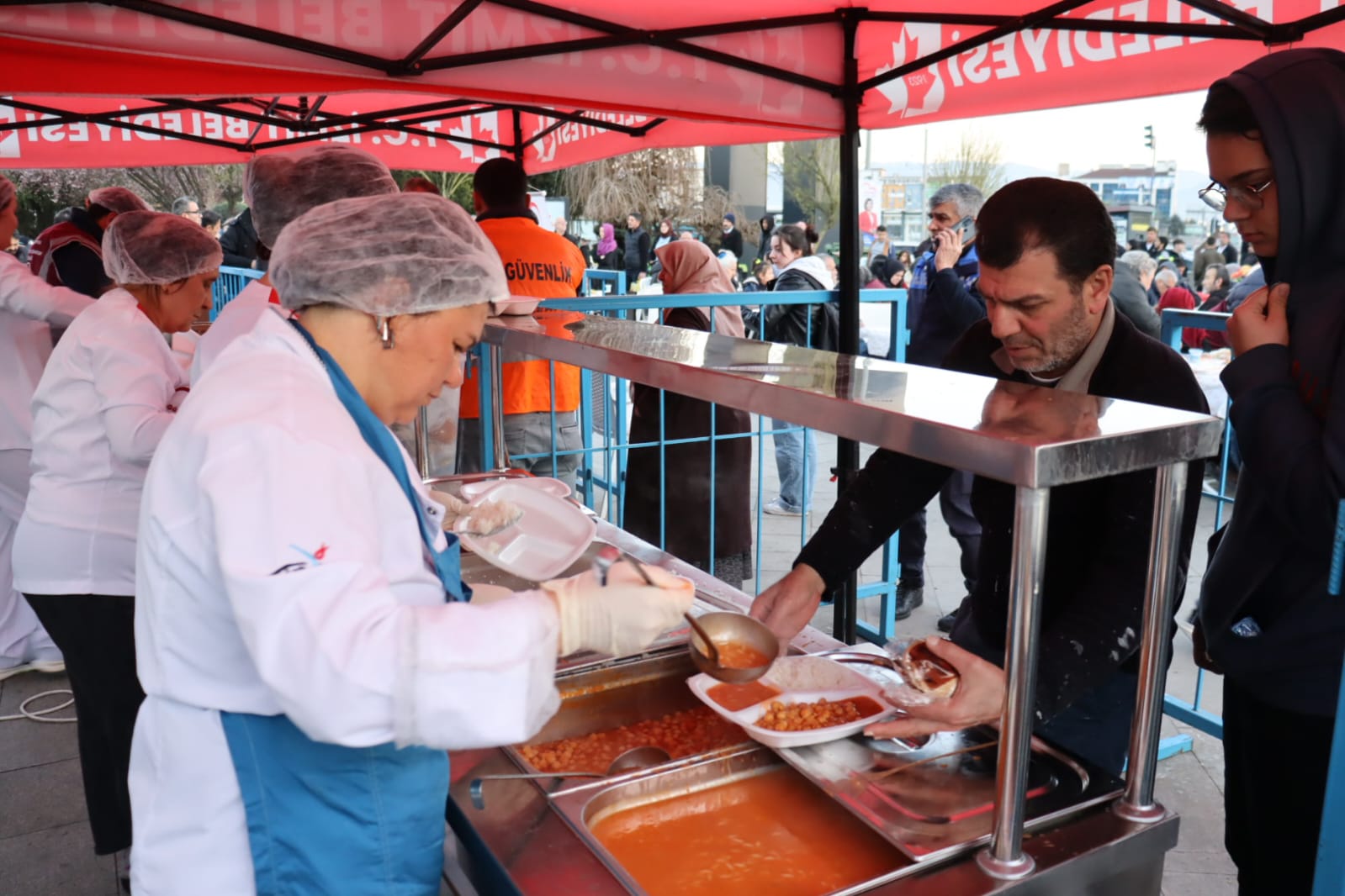 İzmit Belediyesi Mobil Aşevi iftar sofraları ile gönüllere dokunmayı sürdürüyor