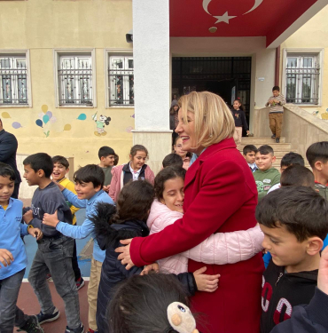 İzmit Belediyesinden dezavantajlı bölgelerdeki devlet okullarına personel desteği