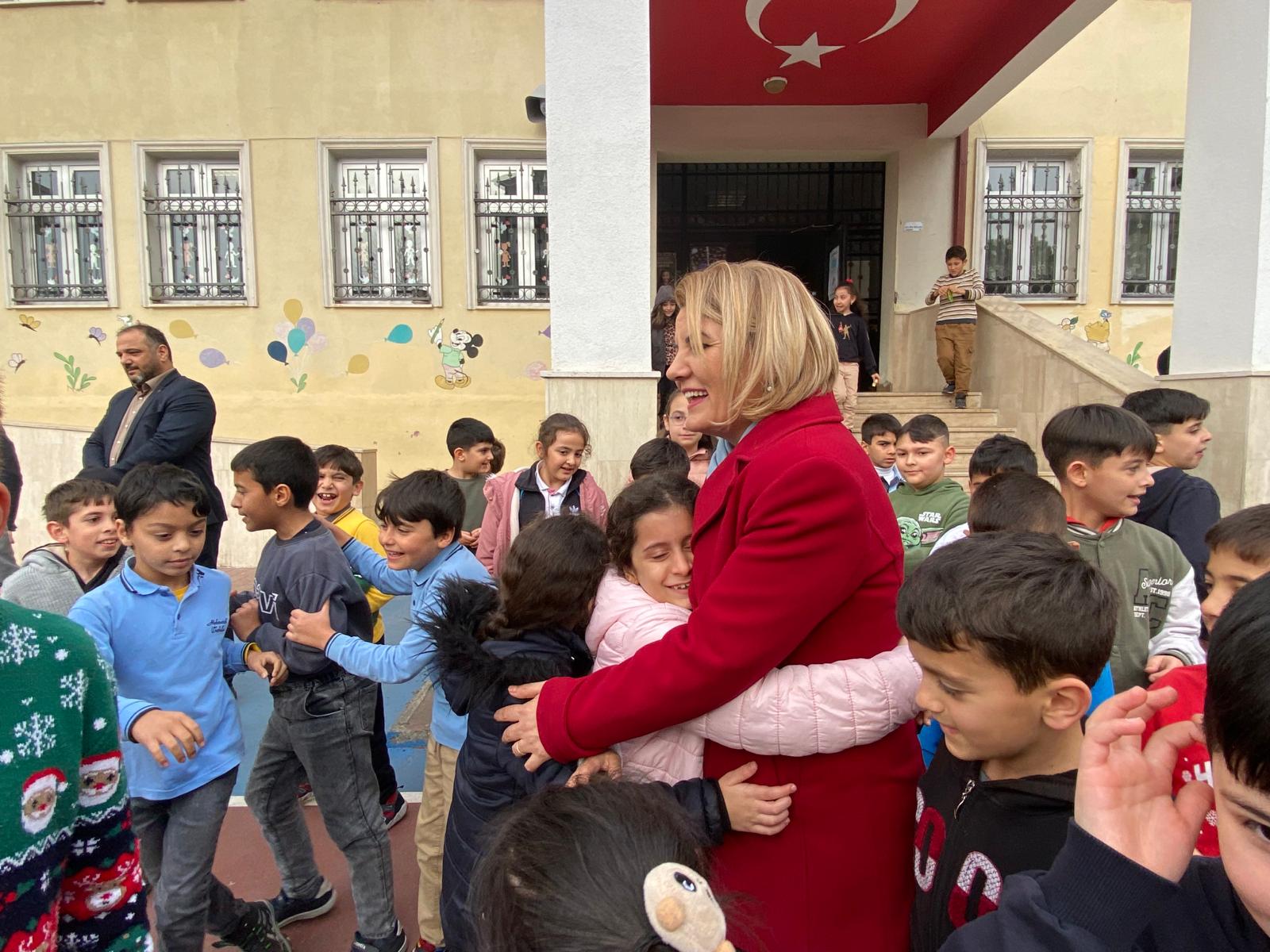 İzmit Belediyesinden dezavantajlı bölgelerdeki devlet okullarına personel desteği