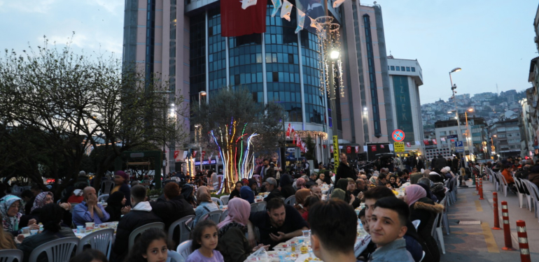 İzmitliler bugün büyük halk iftarında buluşuyor!