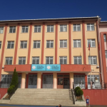 İzmit'teki o okulda skandal olay Öğrencilere takke ve eşarp dağıtıp izinsiz şekilde camiye götürmeye kalkıştı