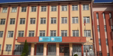 İzmit'teki o okulda skandal olay Öğrencilere takke ve eşarp dağıtıp izinsiz şekilde camiye götürmeye kalkıştı