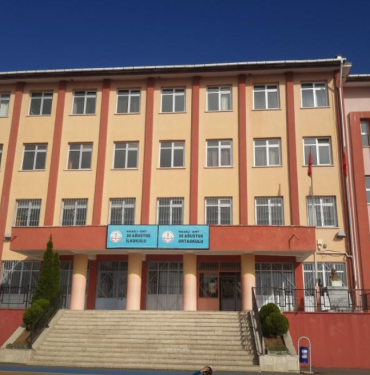 İzmit'teki o okulda skandal olay Öğrencilere takke ve eşarp dağıtıp izinsiz şekilde camiye götürmeye kalkıştı