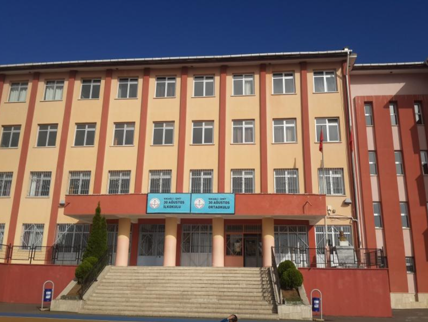 İzmit'teki o okulda skandal olay Öğrencilere takke ve eşarp dağıtıp izinsiz şekilde camiye götürmeye kalkıştı