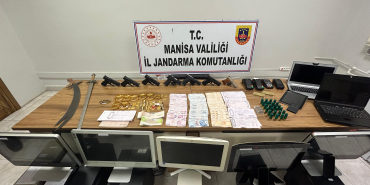 MANİSA'DA JANDARMADAN SUÇ ÖRGÜTLERİNE DARBE MANİSA MERKEZLİ 7 İLDE SUÇ ÖRGÜTLERİNE OPERASYON BAKAN YERLİKAYA SOSYAL MEDYA HESABINDAN PAYLAŞTI: "3 AYRI ORGANİZE SUÇ ÖRGÜTÜ ÇÖKERTİLDİ" İÇİŞLERİ BAKANI ALİ YERLİKAYA: "SUÇTA KİBİRLENENLERE, HALKIMIZIN HUZURUNU KAÇIRANLARA, ORGANİZE SUÇ ÖRGÜTLERİNE VE ÇETELERE GÖZ AÇTIRMAYACAĞIZ"