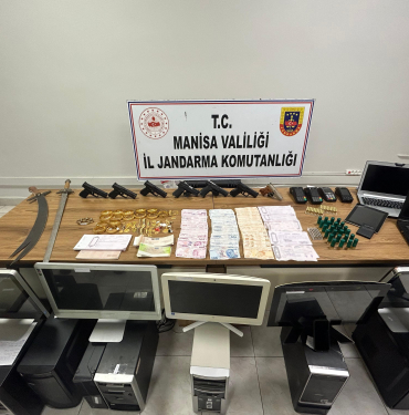 MANİSA'DA JANDARMADAN SUÇ ÖRGÜTLERİNE DARBE MANİSA MERKEZLİ 7 İLDE SUÇ ÖRGÜTLERİNE OPERASYON BAKAN YERLİKAYA SOSYAL MEDYA HESABINDAN PAYLAŞTI: "3 AYRI ORGANİZE SUÇ ÖRGÜTÜ ÇÖKERTİLDİ" İÇİŞLERİ BAKANI ALİ YERLİKAYA: "SUÇTA KİBİRLENENLERE, HALKIMIZIN HUZURUNU KAÇIRANLARA, ORGANİZE SUÇ ÖRGÜTLERİNE VE ÇETELERE GÖZ AÇTIRMAYACAĞIZ"