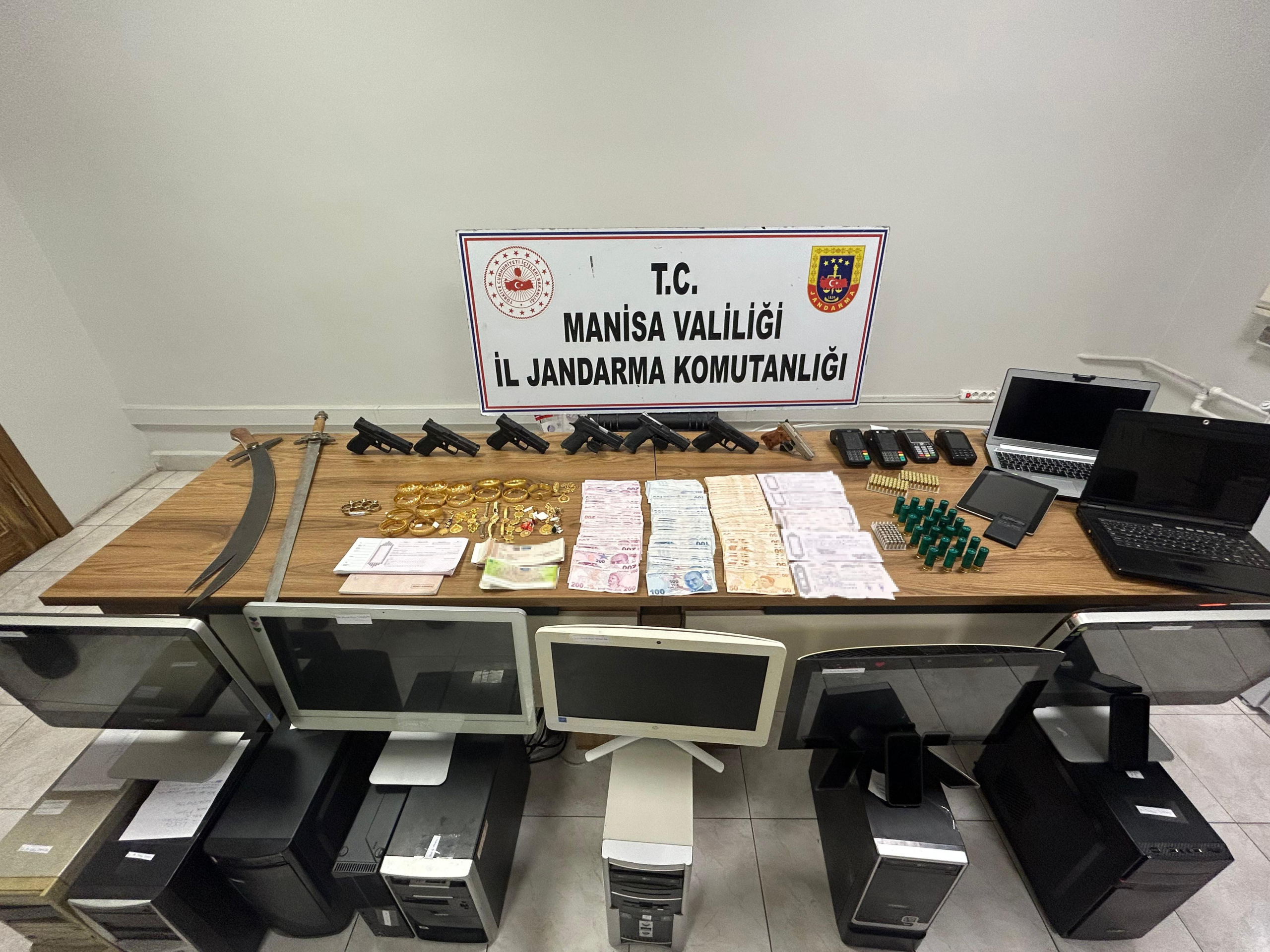 MANİSA'DA JANDARMADAN SUÇ ÖRGÜTLERİNE DARBE MANİSA MERKEZLİ 7 İLDE SUÇ ÖRGÜTLERİNE OPERASYON BAKAN YERLİKAYA SOSYAL MEDYA HESABINDAN PAYLAŞTI: "3 AYRI ORGANİZE SUÇ ÖRGÜTÜ ÇÖKERTİLDİ" İÇİŞLERİ BAKANI ALİ YERLİKAYA: "SUÇTA KİBİRLENENLERE, HALKIMIZIN HUZURUNU KAÇIRANLARA, ORGANİZE SUÇ ÖRGÜTLERİNE VE ÇETELERE GÖZ AÇTIRMAYACAĞIZ"