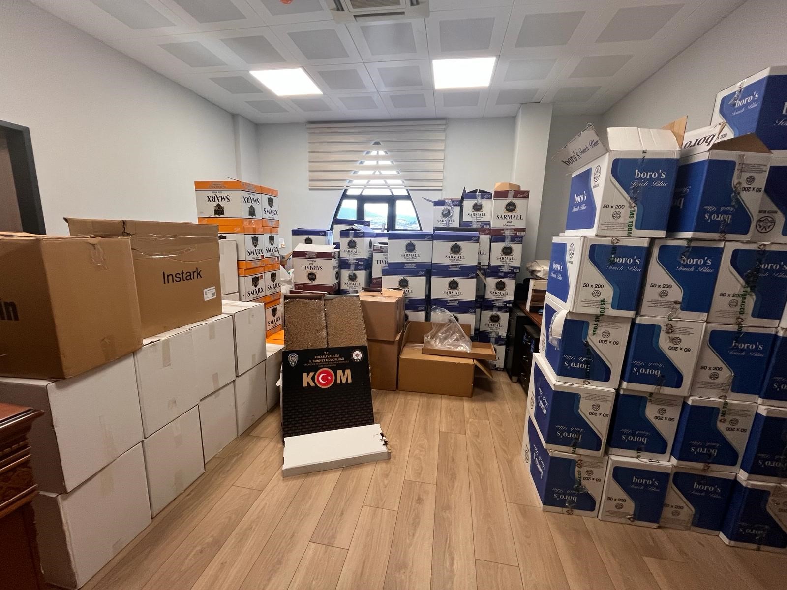 KAÇAK SİGARA DEPOSUNA POLİS BASKINI