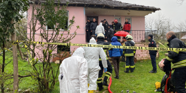 EVDE ÇIKAN YANGIN SONU OLDU YANGINDA MAHSUR KALAN YAŞLI KADIN HAYATINI KAYBETTİ