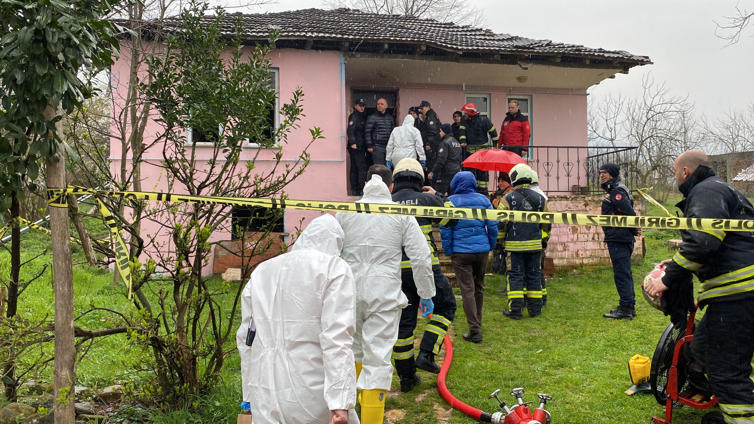 EVDE ÇIKAN YANGIN SONU OLDU YANGINDA MAHSUR KALAN YAŞLI KADIN HAYATINI KAYBETTİ