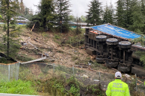 KAYGANLAŞAN YOLDA BARİYERLERE ÇARPAN TIR AĞAÇLIK ALANA UÇTU: 1 ÖLÜ