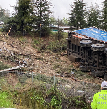 KAYGANLAŞAN YOLDA BARİYERLERE ÇARPAN TIR AĞAÇLIK ALANA UÇTU: 1 ÖLÜ