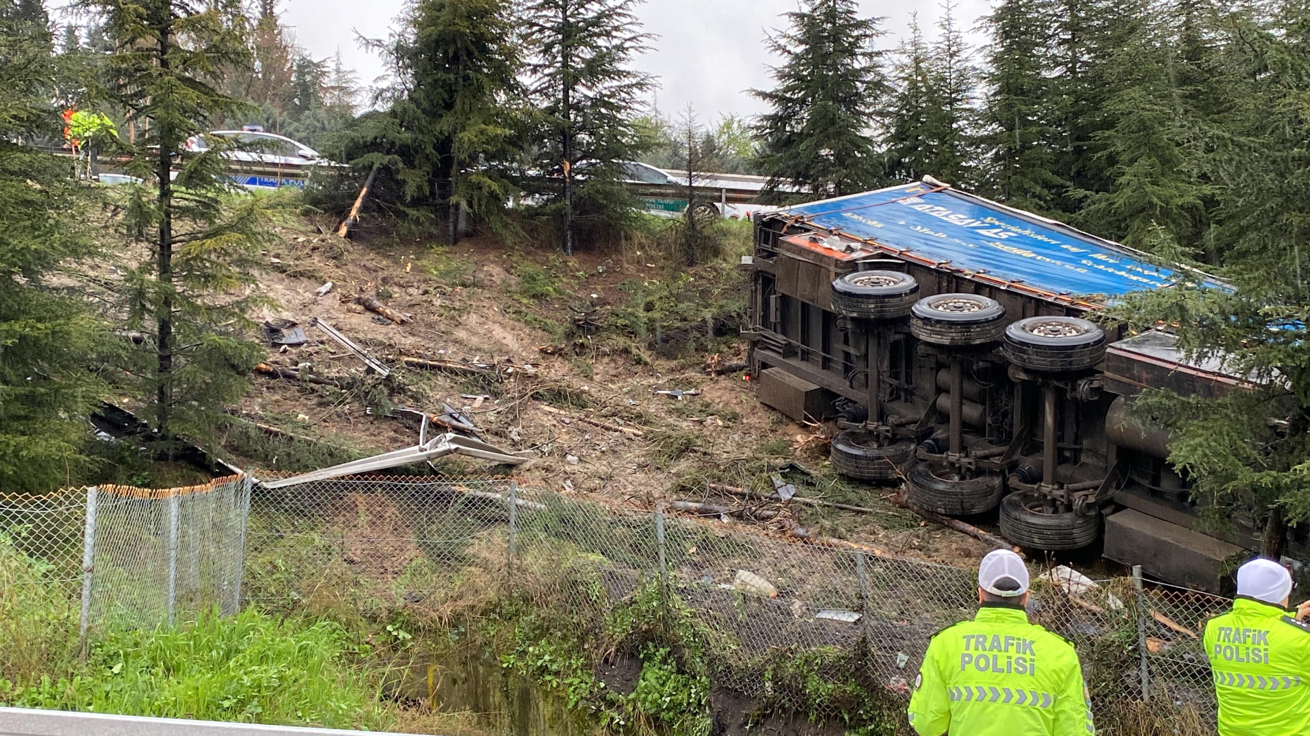 KAYGANLAŞAN YOLDA BARİYERLERE ÇARPAN TIR AĞAÇLIK ALANA UÇTU: 1 ÖLÜ