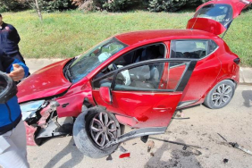 ÇARPIŞAN 2 OTOMOBİL HURDAYA DÖNDÜ, SÜRÜCÜLER BURUNLARI BİLE KANAMADAN KURTULDU