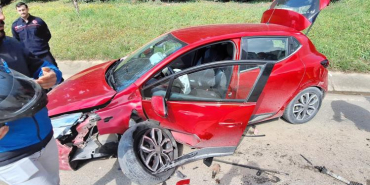 ÇARPIŞAN 2 OTOMOBİL HURDAYA DÖNDÜ, SÜRÜCÜLER BURUNLARI BİLE KANAMADAN KURTULDU