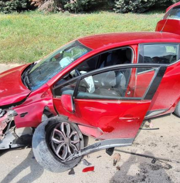 ÇARPIŞAN 2 OTOMOBİL HURDAYA DÖNDÜ, SÜRÜCÜLER BURUNLARI BİLE KANAMADAN KURTULDU