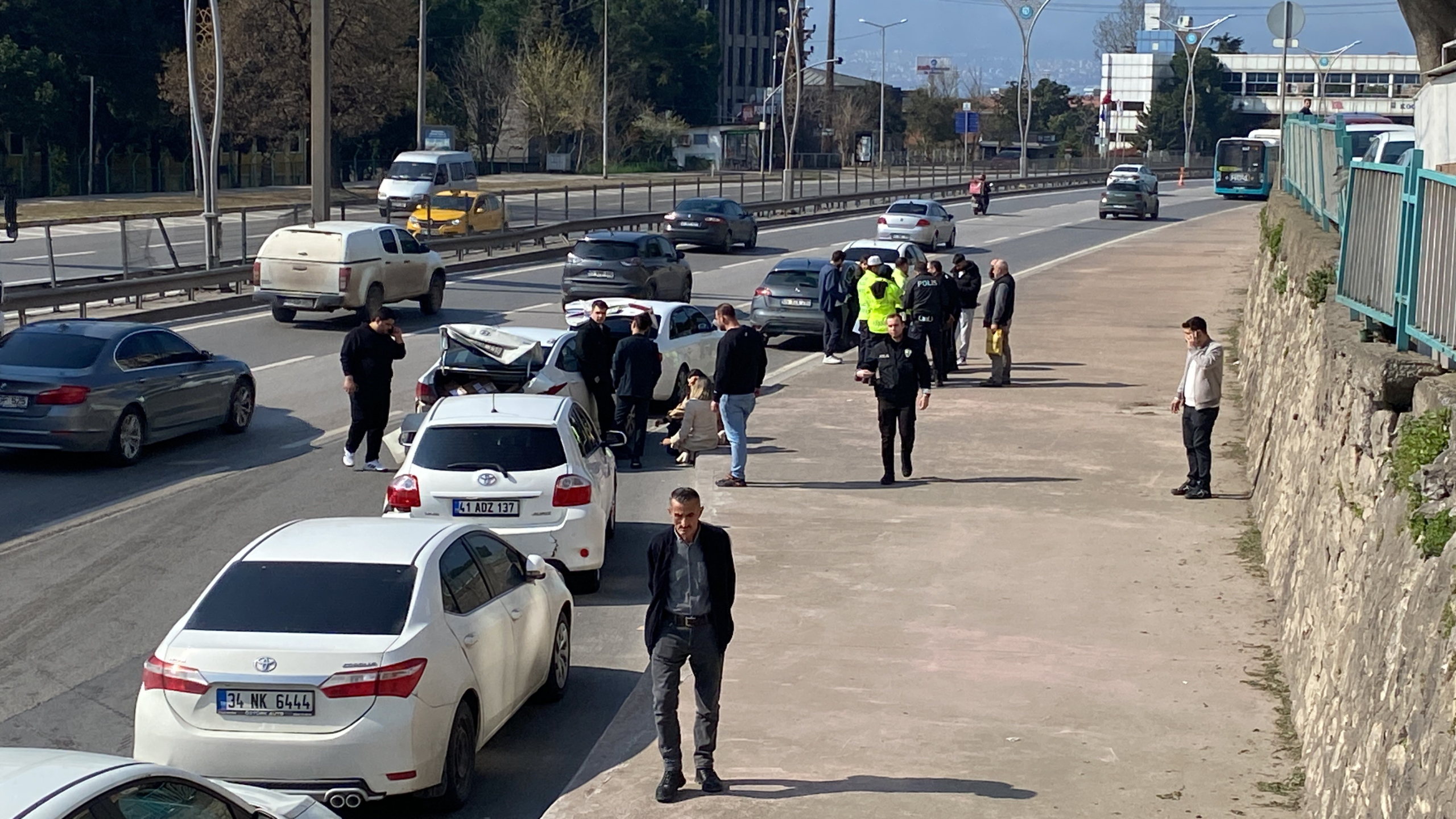 7 ARAÇ BİRBİRİNE GİRDİ: BİRİ ÇOCUK 5 YARALI