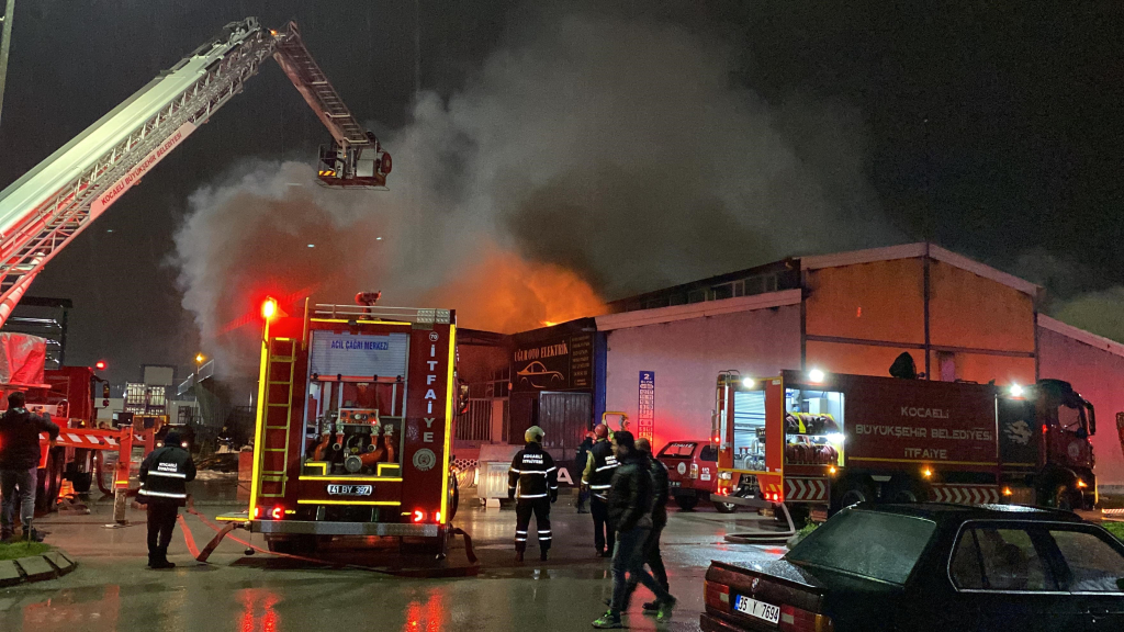 KOCAELİ'DE GERİ DÖNÜŞÜM DEPOSUNDAKİ YANGIN 71 İTFAİYE PERSONELİNİN MÜDAHALESİYLE SÖNDÜRÜLDÜ YANGINDA 5 İŞ YERİ KÜLE DÖNDÜ