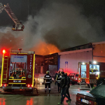 KOCAELİ'DE GERİ DÖNÜŞÜM DEPOSUNDAKİ YANGIN 71 İTFAİYE PERSONELİNİN MÜDAHALESİYLE SÖNDÜRÜLDÜ YANGINDA 5 İŞ YERİ KÜLE DÖNDÜ