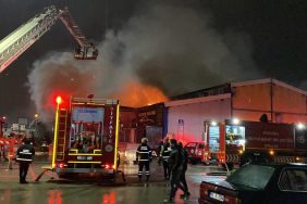 KOCAELİ'DE GERİ DÖNÜŞÜM DEPOSUNDAKİ YANGIN 71 İTFAİYE PERSONELİNİN MÜDAHALESİYLE SÖNDÜRÜLDÜ YANGINDA 5 İŞ YERİ KÜLE DÖNDÜ