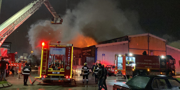 KOCAELİ'DE GERİ DÖNÜŞÜM DEPOSUNDAKİ YANGIN 71 İTFAİYE PERSONELİNİN MÜDAHALESİYLE SÖNDÜRÜLDÜ YANGINDA 5 İŞ YERİ KÜLE DÖNDÜ