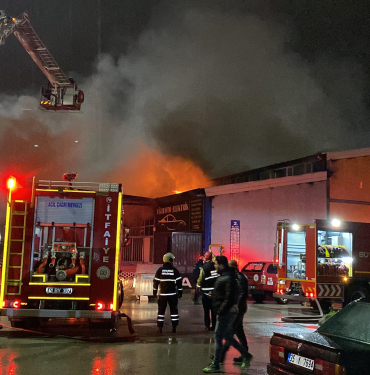 KOCAELİ'DE GERİ DÖNÜŞÜM DEPOSUNDAKİ YANGIN 71 İTFAİYE PERSONELİNİN MÜDAHALESİYLE SÖNDÜRÜLDÜ YANGINDA 5 İŞ YERİ KÜLE DÖNDÜ