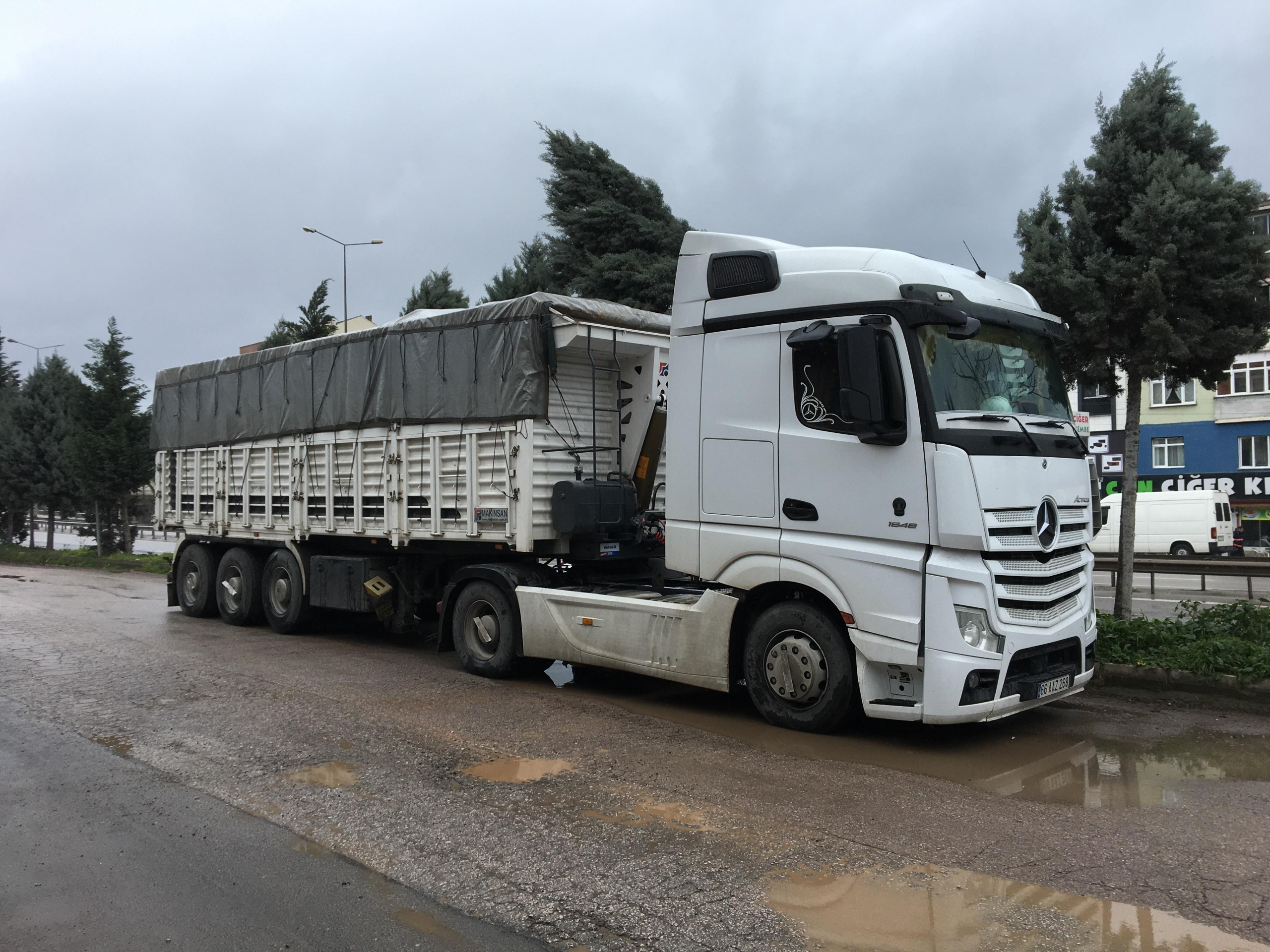 KOVALAMACA ARBEDEYLE BİTTİ: POLİSİN PARMAĞI KIRILDI