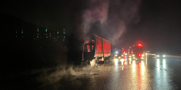 KUZEY MARMARA OTOYOLU'NDA ASİT YÜKLÜ TIR ALEV ALEV YANDI ALEV TOPUNA DÖNEN TIRDAN GERİYE DEMİR YIĞINI KALDI