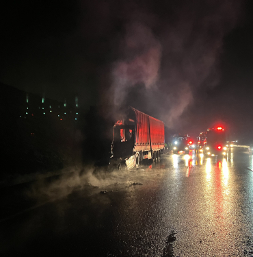 KUZEY MARMARA OTOYOLU'NDA ASİT YÜKLÜ TIR ALEV ALEV YANDI ALEV TOPUNA DÖNEN TIRDAN GERİYE DEMİR YIĞINI KALDI