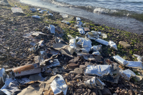 MİLYONLUK LİMAN KAZASININ ARDINDAN KIYIYA BAKIN NELER VURDU EVYAPPORT'TAN DENİZE DÜŞEN MALZEMELER KIYIYA VURDU
