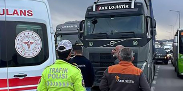 MİNİBÜSTEN İNEN KADINA TIR ÇARPTI