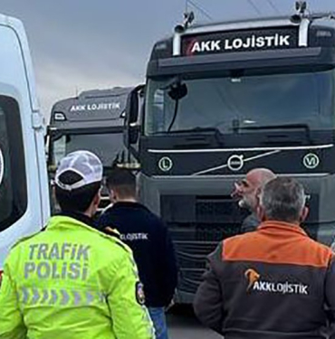 MİNİBÜSTEN İNEN KADINA TIR ÇARPTI
