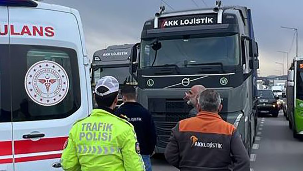 MİNİBÜSTEN İNEN KADINA TIR ÇARPTI