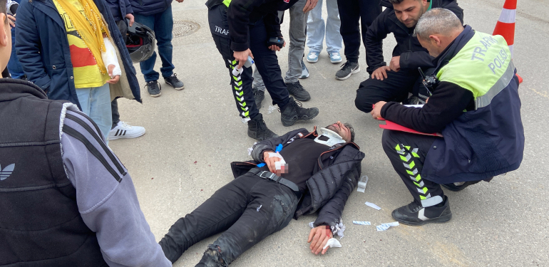 MOTOSİKLETLER KAFA KAFAYA ÇARPIŞTI : 2 YARALI