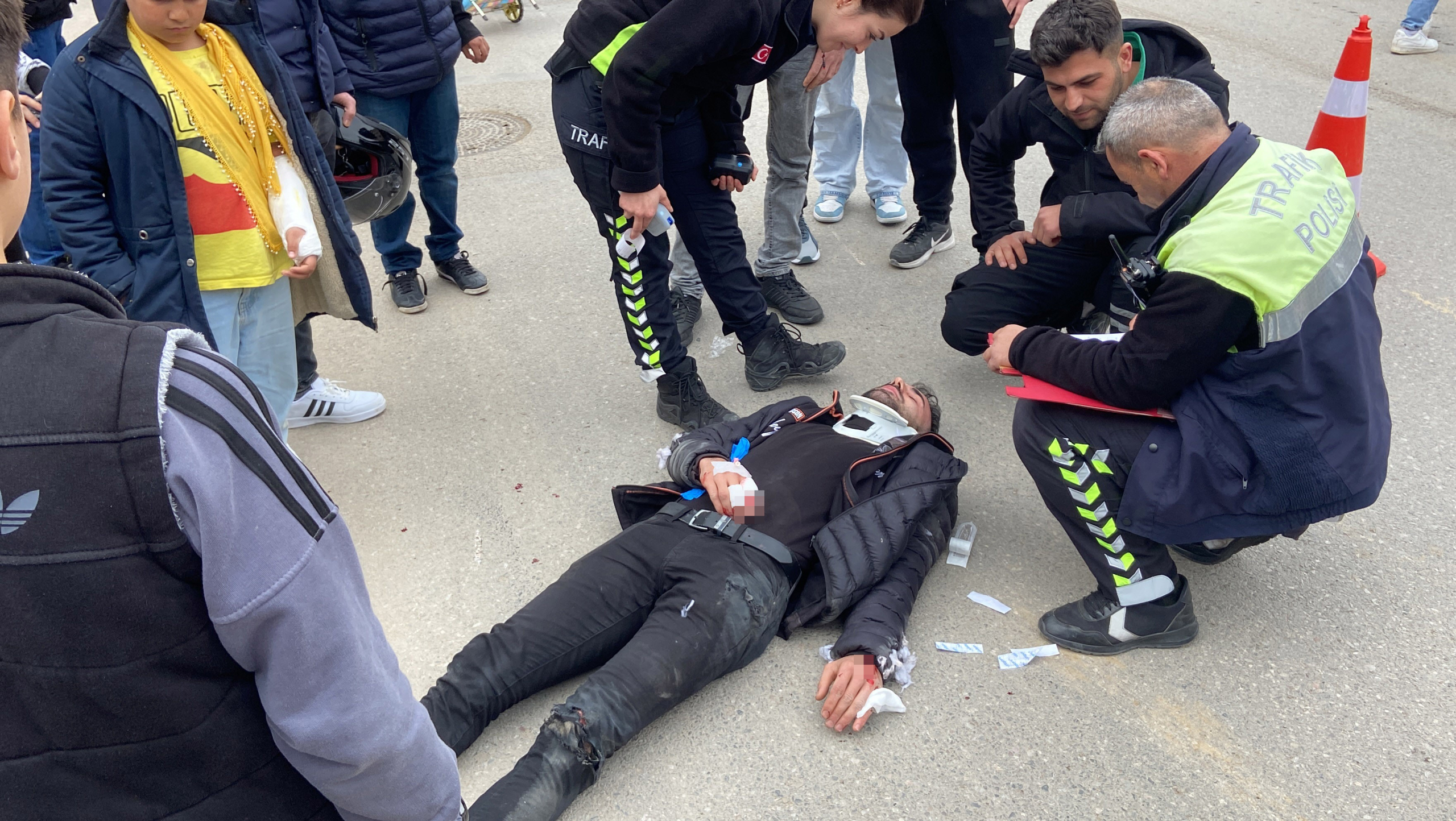 MOTOSİKLETLER KAFA KAFAYA ÇARPIŞTI : 2 YARALI