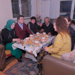 Mutlu komşularıyla iftarda buluşuyor