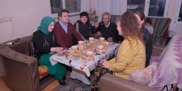 Mutlu komşularıyla iftarda buluşuyor