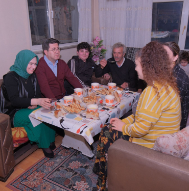 Mutlu komşularıyla iftarda buluşuyor