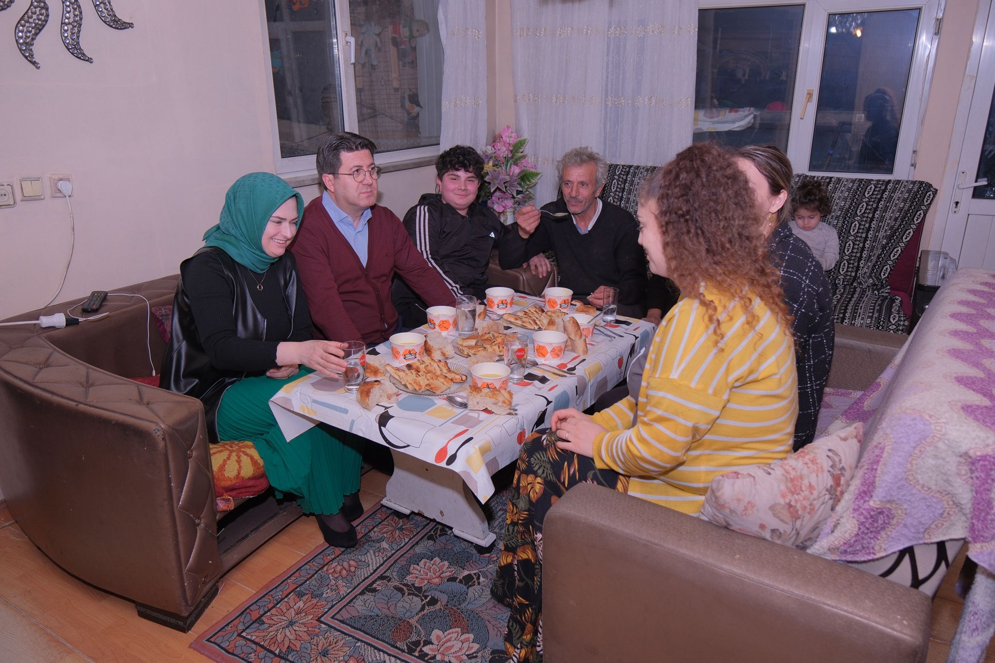 Mutlu komşularıyla iftarda buluşuyor