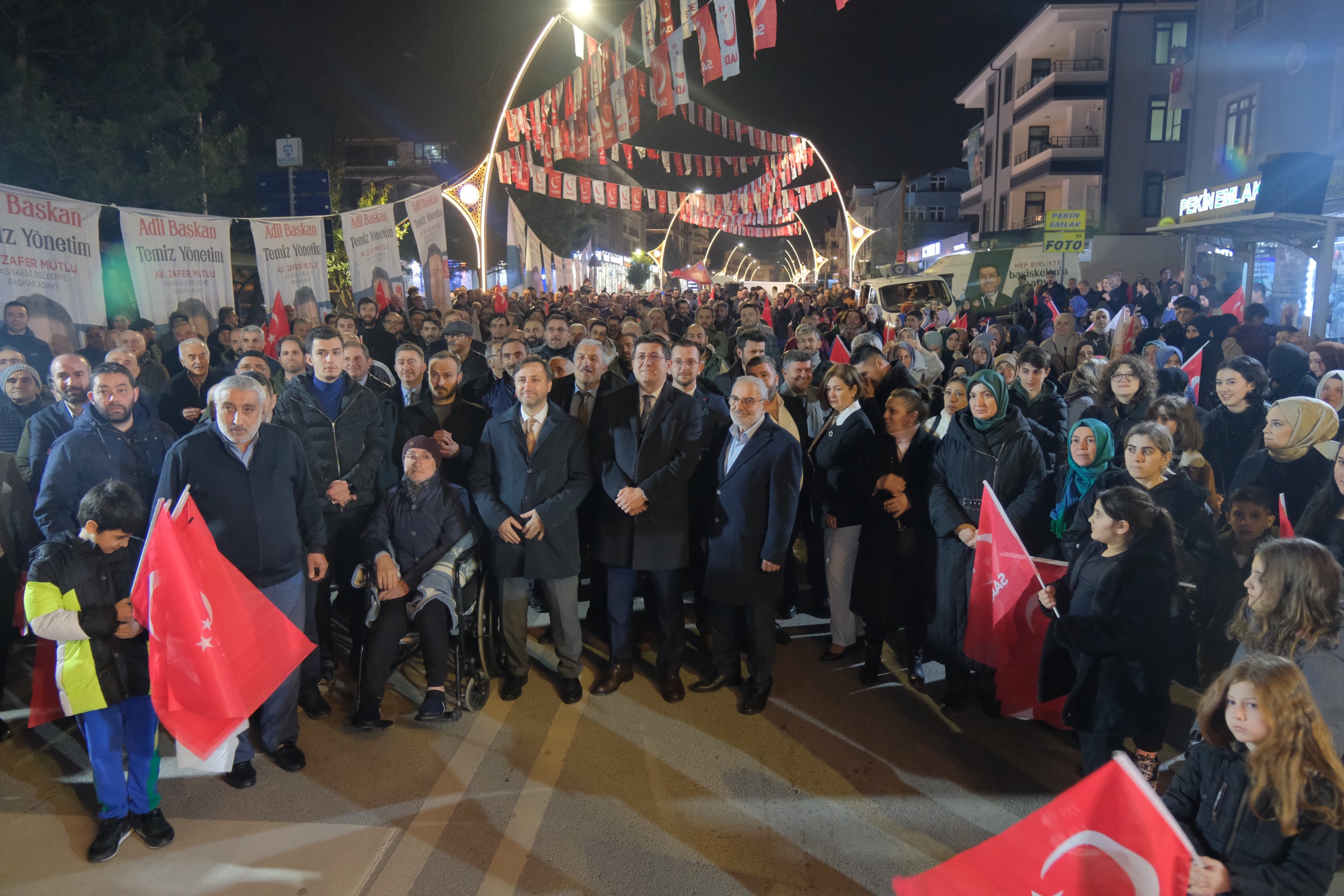Mutlu’dan miting gibi açılış!
